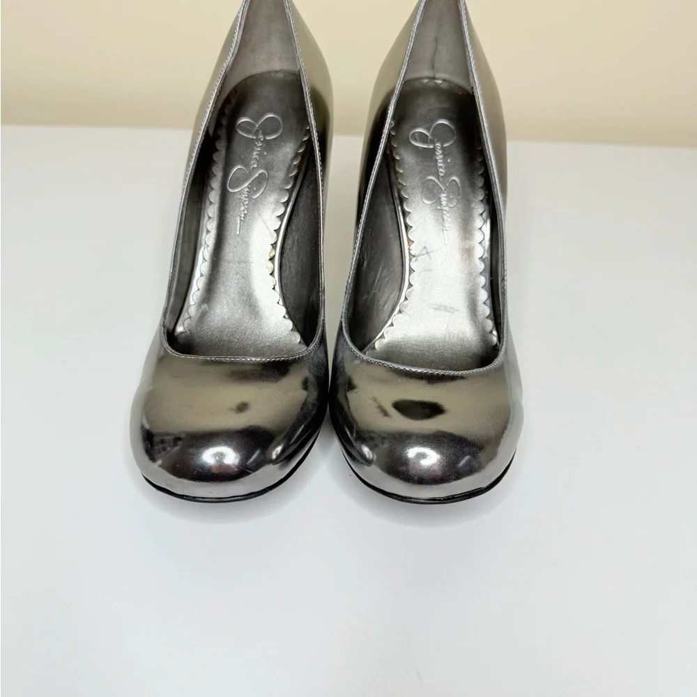 Jessica Simpson Shiny Silver closed toed round pump heels